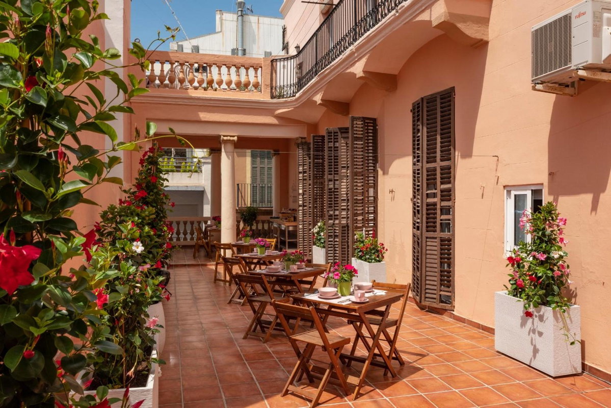 Antonios Hostal, Spain