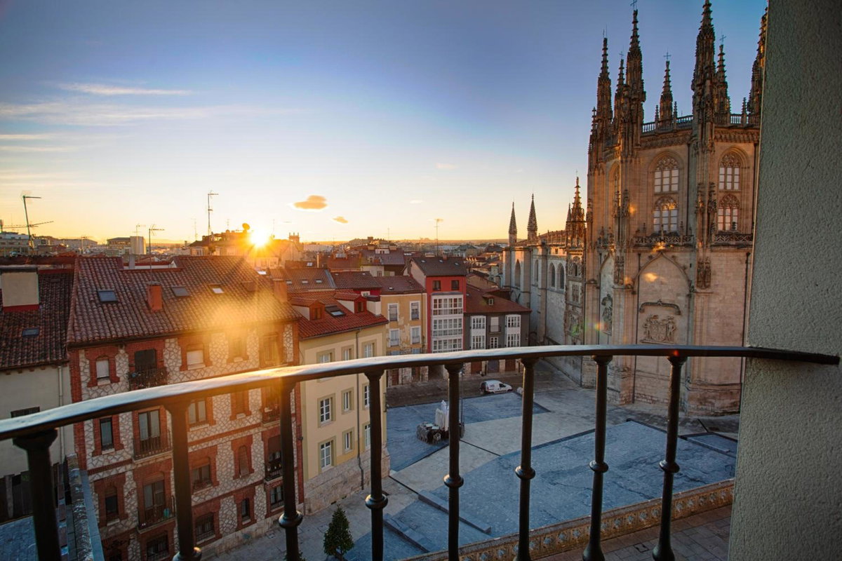 Una MIRADA A LA CATEDRAL-Apartamentos Burgos Catedral, Spain