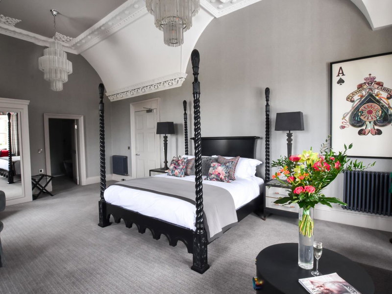 The Meadowpark Bar, Kitchen & Rooms, Stirling, United Kingdom