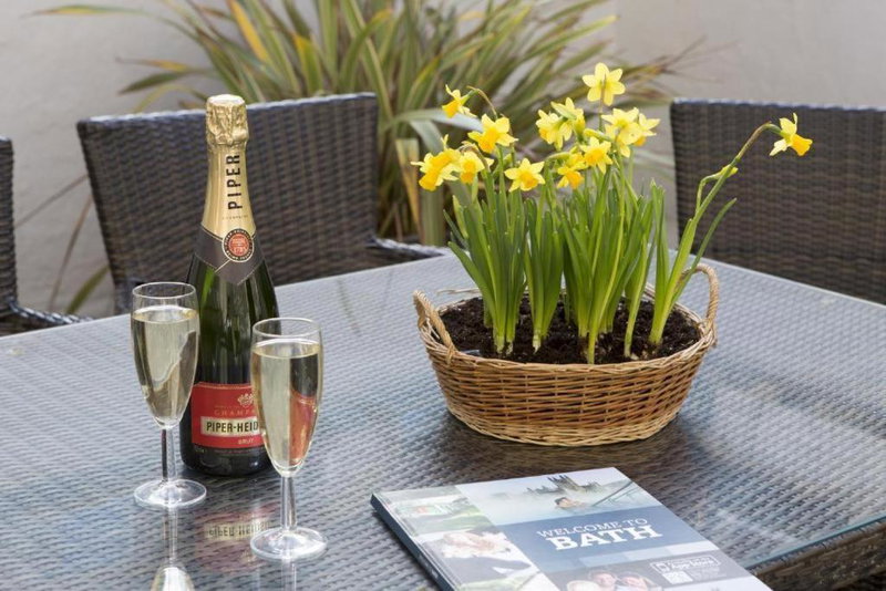 Dream Stays Bath - Trim Street Townhouse with Hot tub, Bath, United Kingdom