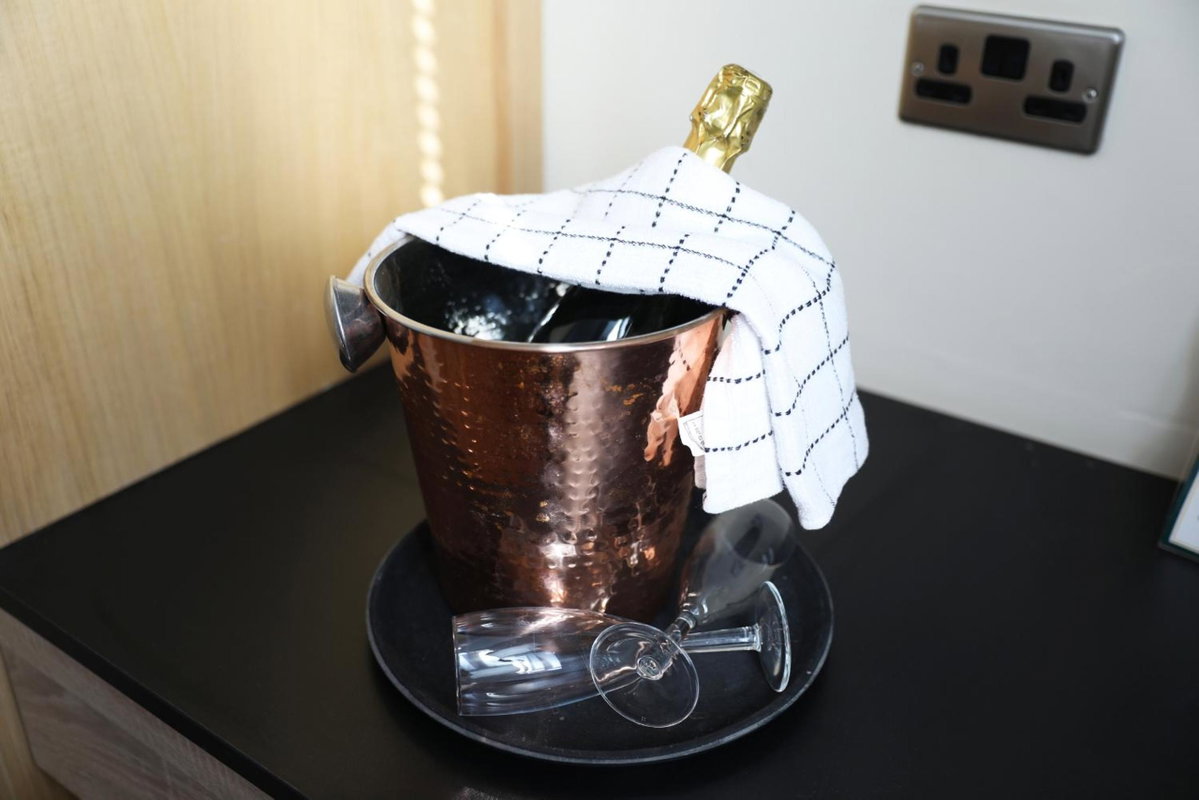 The Regent Motel & Bar, United Kingdom
