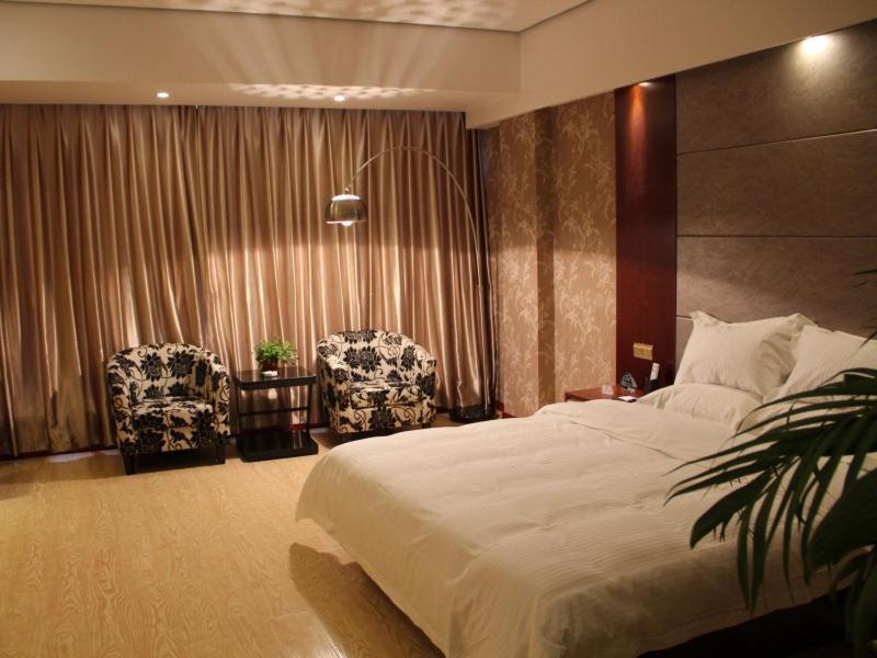 GreenTree Inn Jiangsu Nantong Tongzhou Shiji Avenue Jianghaihuangdu Express Hotel, Tongzhou, China