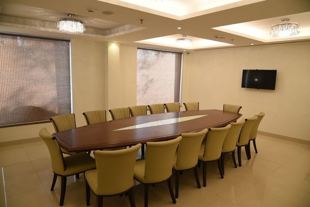 Hotel · Hotel Mandarin Square, Dera Bassi
