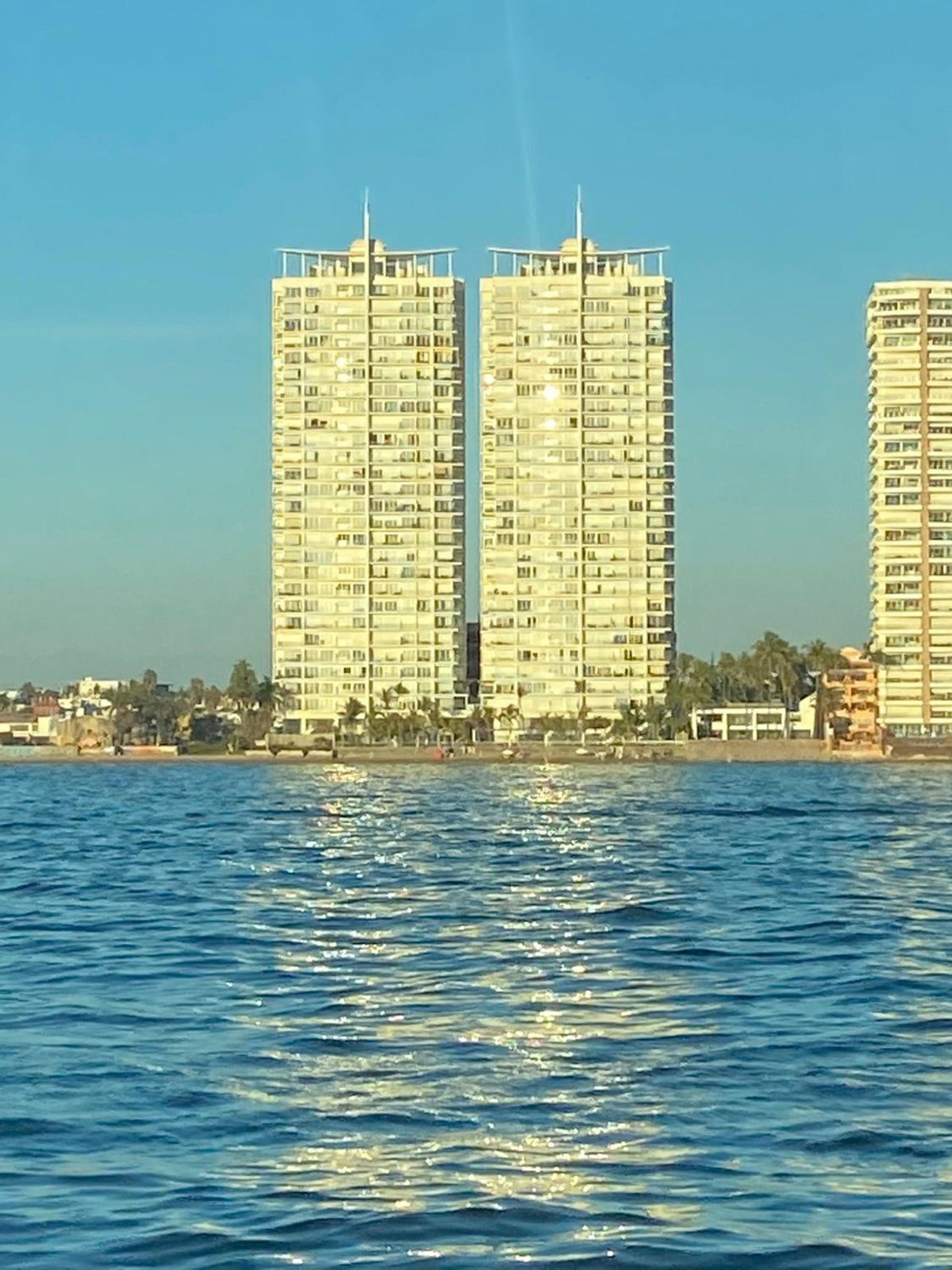 Hotel · Condominios de lujo en el corazón de la Zona Dorada en Camino Al Mar., Mazatlán