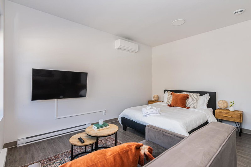 Wonderful New Studio close to Mount Royal By Den Stays, Montréal, Canada