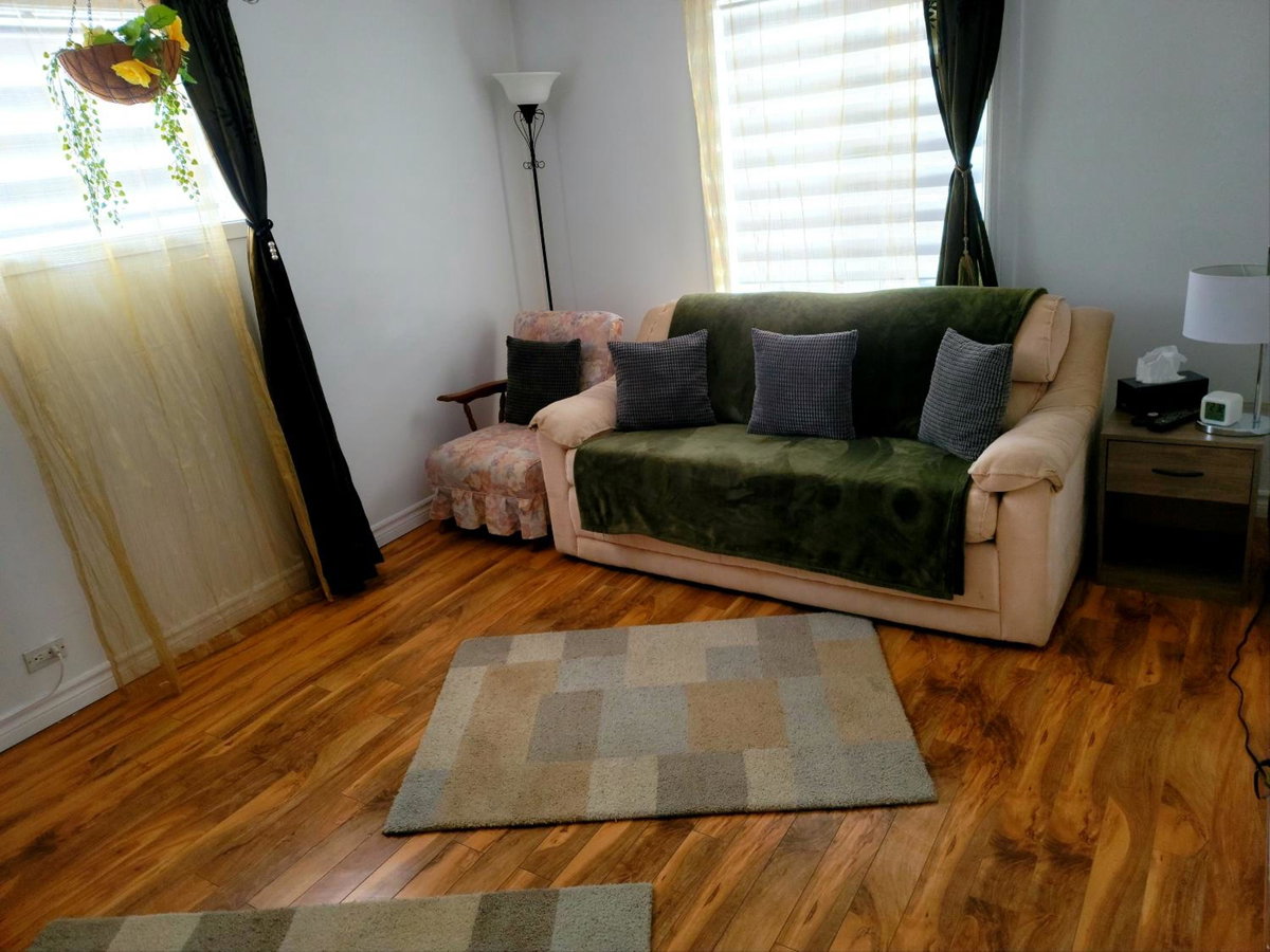 Downtown apartment next to highway netflix+wifi, Canada