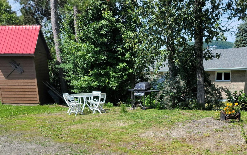 Downtown apartment next to highway netflix+wifi, Edmundston, Canada