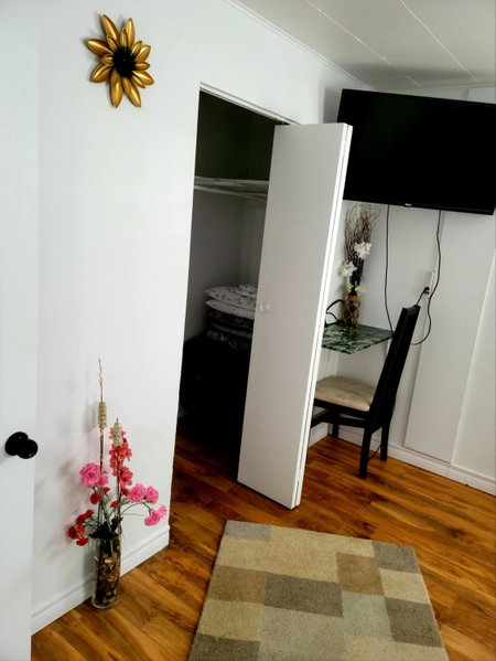 Downtown apartment next to highway netflix+wifi, Edmundston, Canada