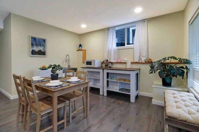Adorable private suite with indoor fire place, Cochrane, Canada