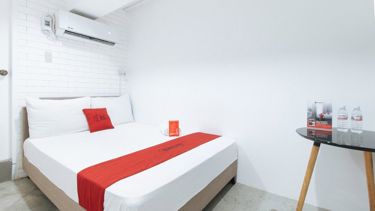 Hotel · RedDoorz Plus at BGC near St Lukes, Manila