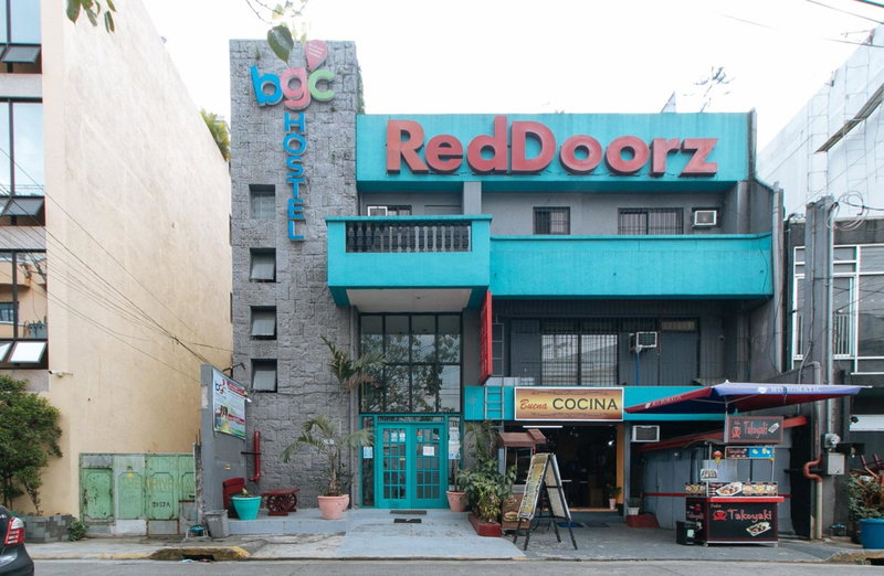 RedDoorz Plus at BGC near St Lukes, Manila, Philippines