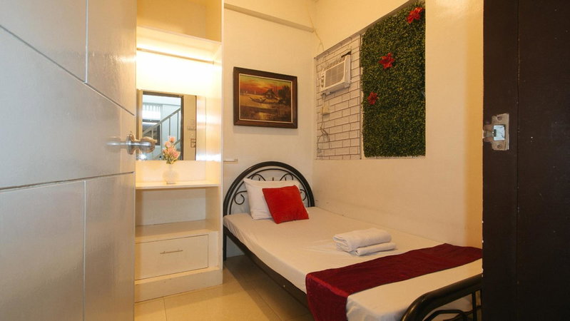 Nearest Hostel Pasay City by RedDoorz, Manila, Philippines