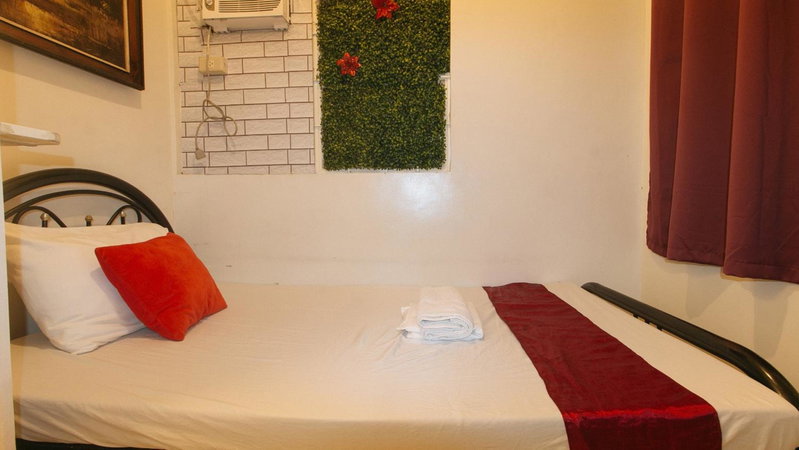 Nearest Hostel Pasay City by RedDoorz, Manila, Philippines