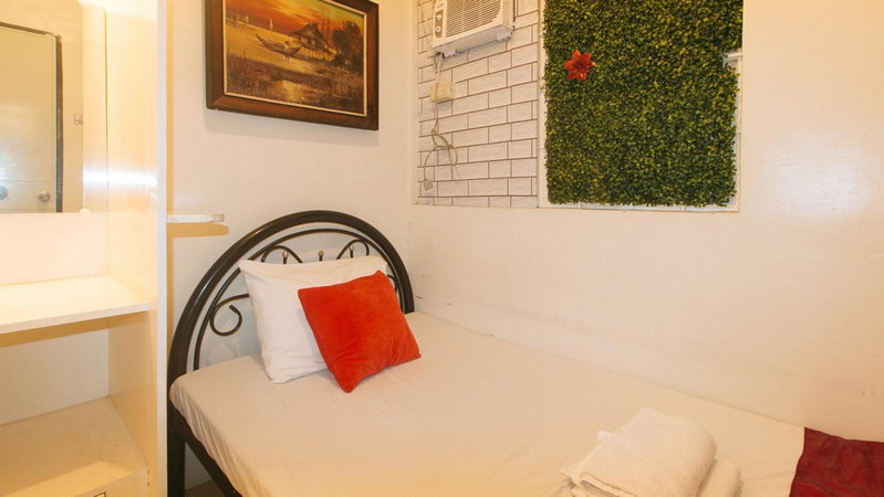 Nearest Hostel Pasay City by RedDoorz, Manila, Philippines