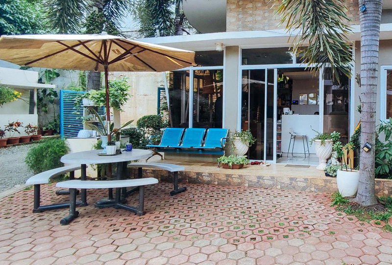 RedDoorz at Alejandros Suites & Venue, Valencia, Philippines