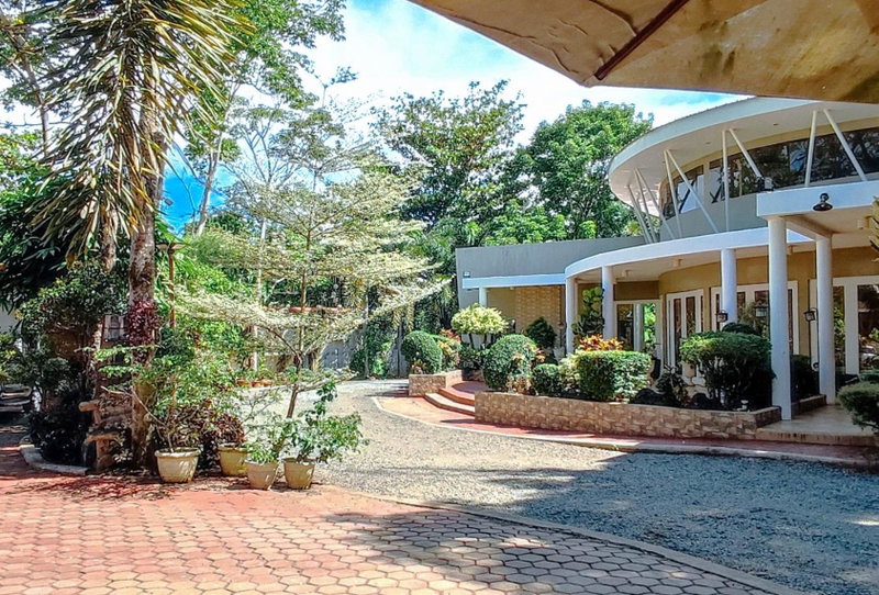 RedDoorz at Alejandros Suites & Venue, Valencia, Philippines