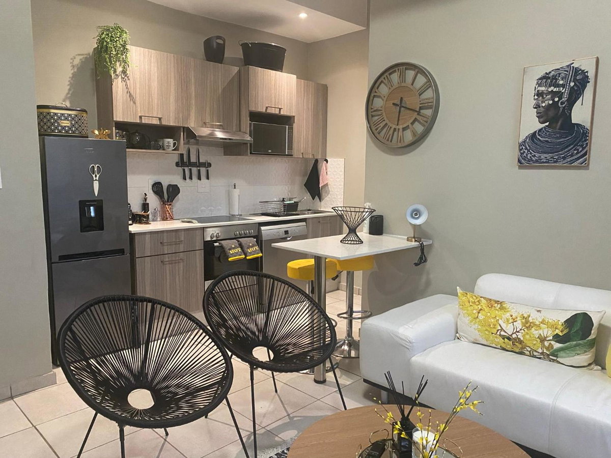 Lovely Rosebank 1-bedroom condo with pool & cinema, Южная Африка