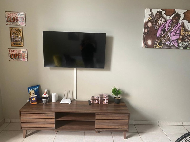 Lovely Rosebank 1-bedroom condo with pool & cinema, Johannesburg, South Africa
