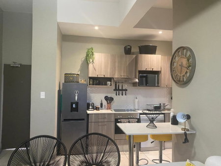 Lovely Rosebank 1-bedroom condo with pool & cinema, Johannesburg, South Africa