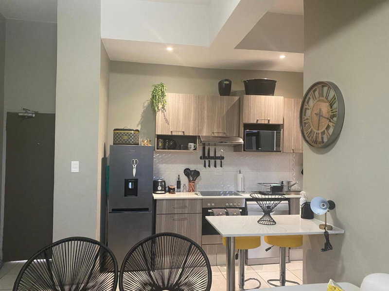 Lovely Rosebank 1-bedroom condo with pool & cinema, Johannesburg, South Africa