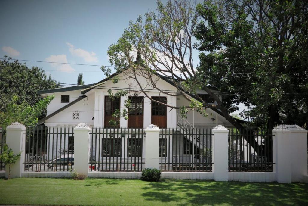 Sandton Farmhouse, Южная Африка