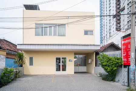 RedDoorz Syariah near Suncity Mall Sidoarjo, Sidoarjo, Indonesia