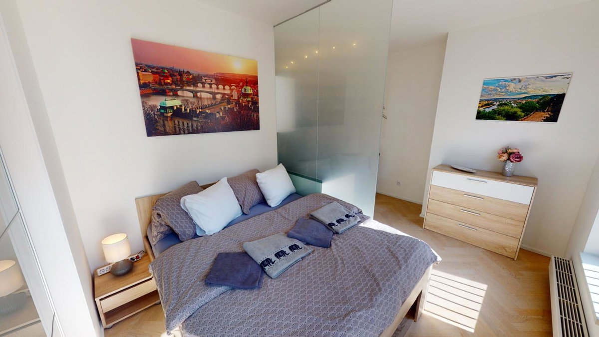 ONSITE Free Garage Parking, 10min Centre by Bus, Czechia