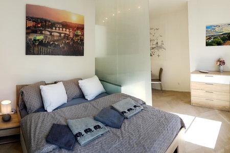 ONSITE Free Garage Parking, 10min Centre by Bus, Prague, Czechia