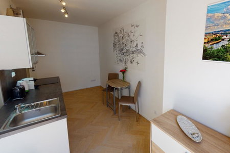 ONSITE Free Garage Parking, 10min Centre by Bus, Prague, Czechia