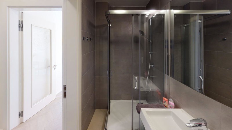 ONSITE Free Garage Parking, 10min Centre by Bus, Prague, Czechia