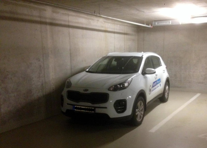 ONSITE Free Garage Parking, 10min Centre by Bus, Prague, Czechia