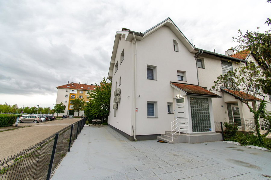 TWO BEDROOM MODERN APARTMENT near the AIRPORT, Velika Gorica, Croatia