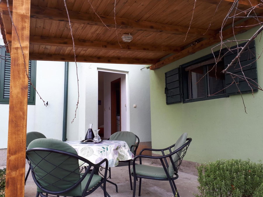 Seaside apartment for 2 p, Trogir, Croatia
