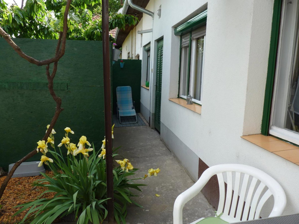 Zizi Apartman, Hungary