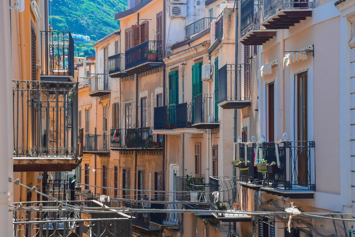 Case Ruggero, Italy