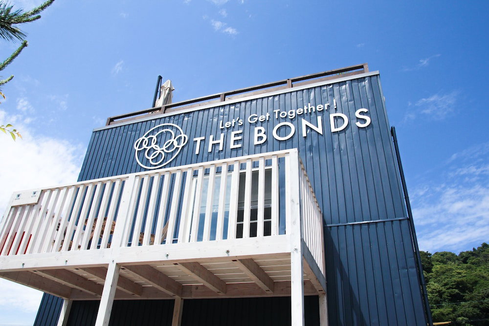 The Bonds, Japon