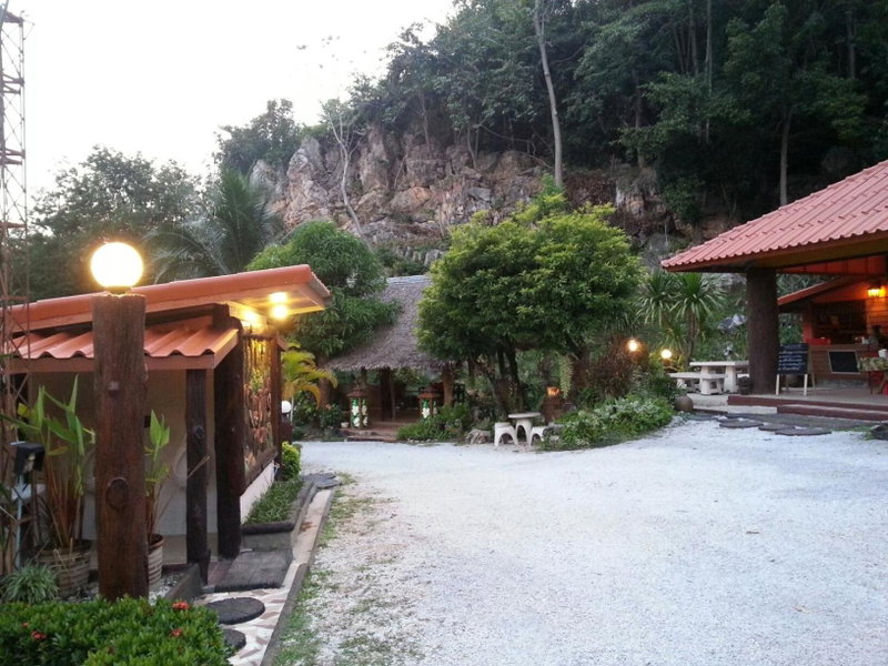 นพรัตน์การ์เด้นฮิลล์, Uthai Thani, Thailand