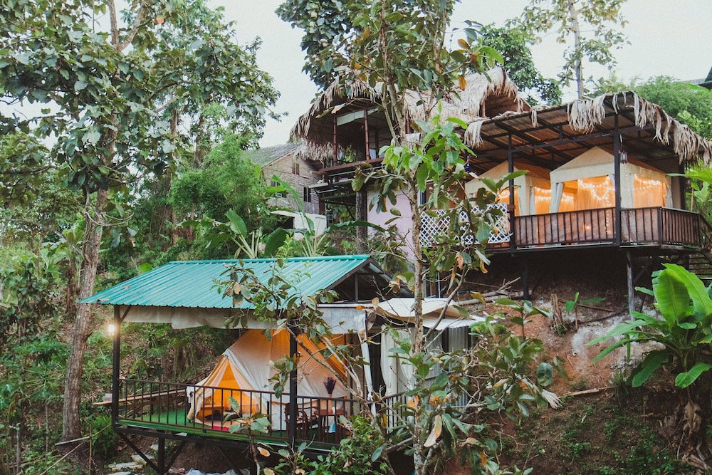 Hotel · Baansuan Chomchun, Mae Taeng