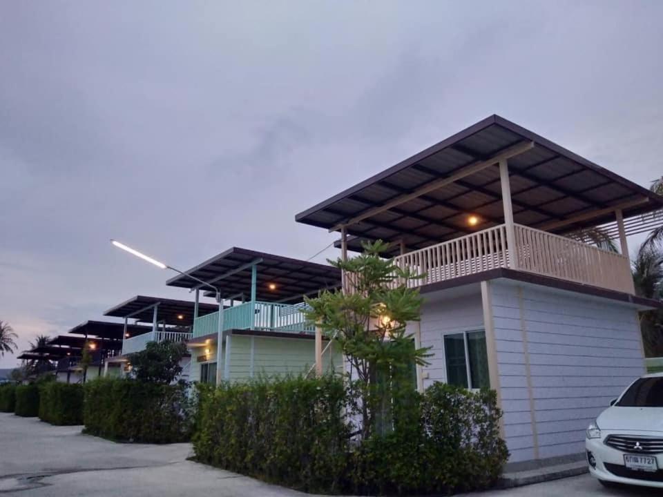 บ้านฟ้ารักตะวัน, Thailand