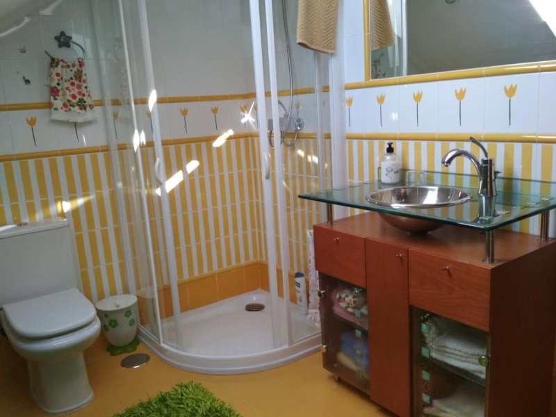 Alojamientos Marte habitacion con baño, Torrelavega, Spain
