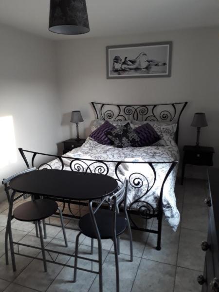 Hotel · Foxholes Accommodation, Bristol
