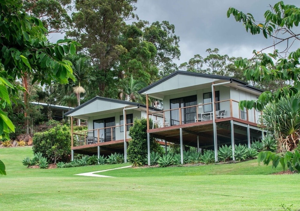 Hotel · sunshine coast retreat, Diddillibah