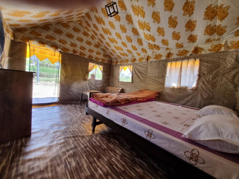 Tree Bones Camp, Bīr, India
