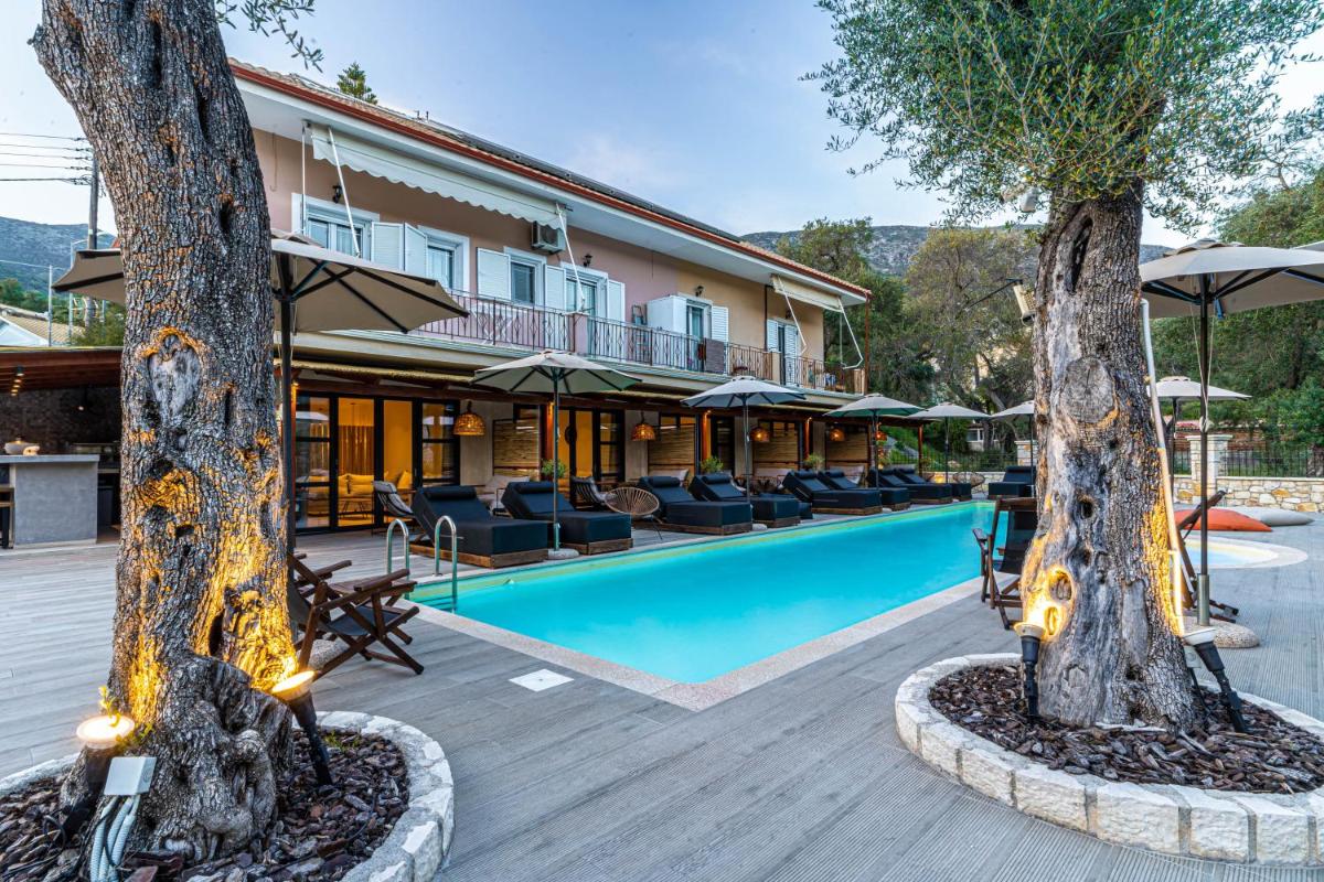Hotel · F & S Lounge Suites, Parga