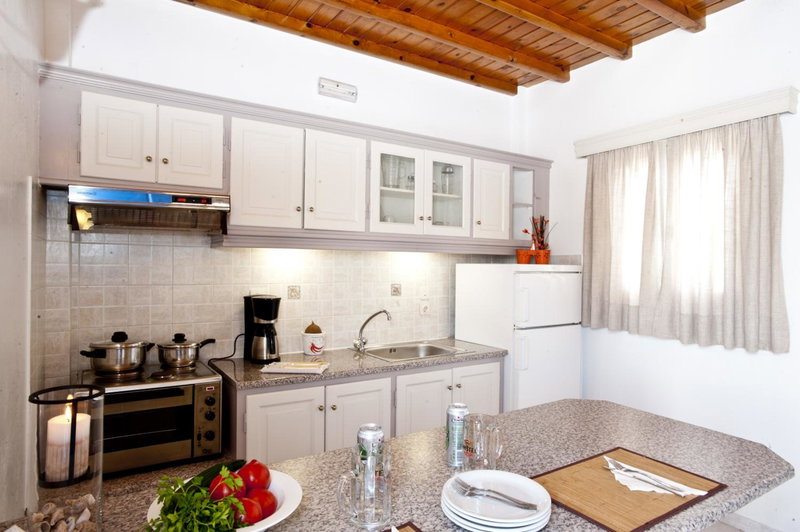 Filoxenia Apartments, Ornos, Greece