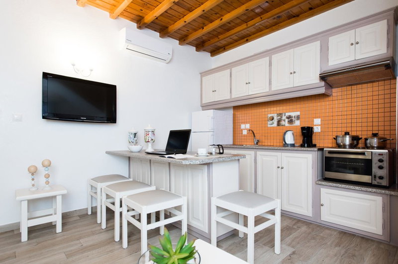 Filoxenia Apartments, Ornos, Greece