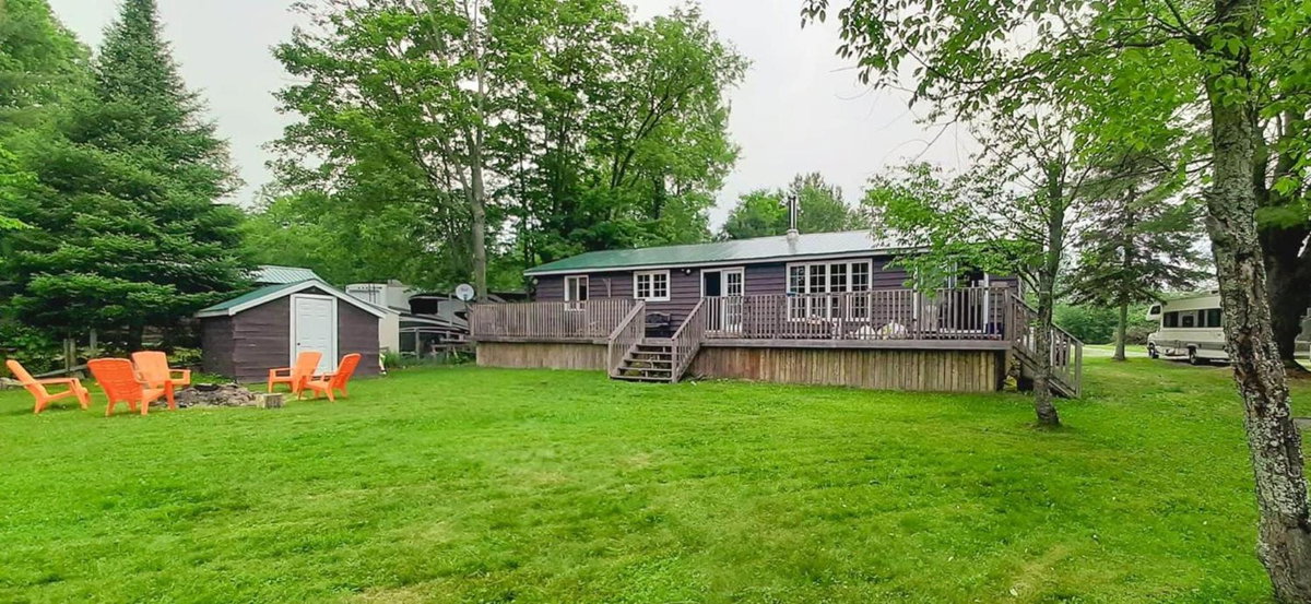 Beautiful 3 Bdrm + Bunkie Waterfront Cottage Near Gull Lake, Canada