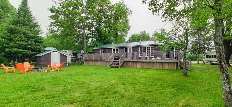 Beautiful 3 Bdrm + Bunkie Waterfront Cottage Near Gull Lake, Minden, Canada