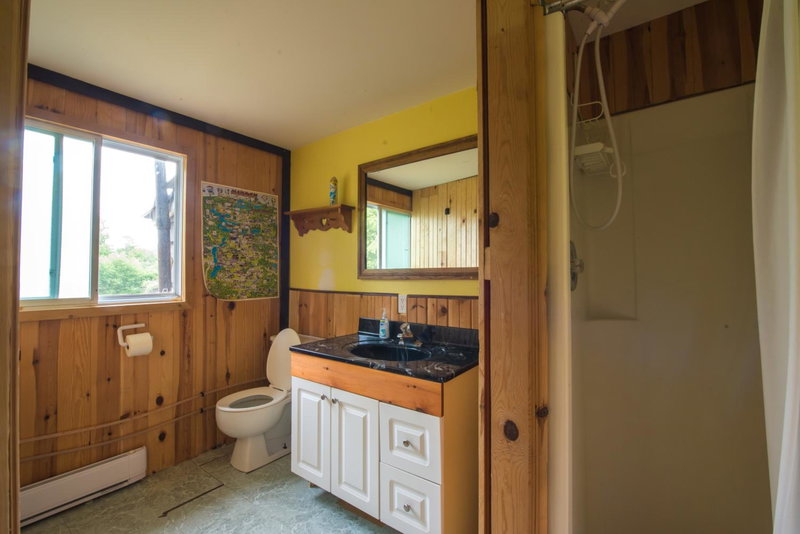 Beautiful 3 Bdrm + Bunkie Waterfront Cottage Near Gull Lake, Minden, Canada