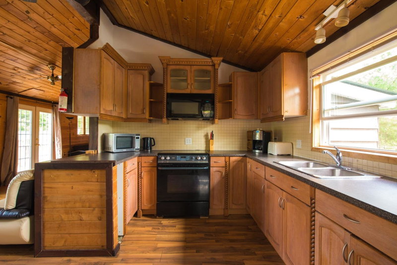 Beautiful 3 Bdrm + Bunkie Waterfront Cottage Near Gull Lake, Minden, Canada